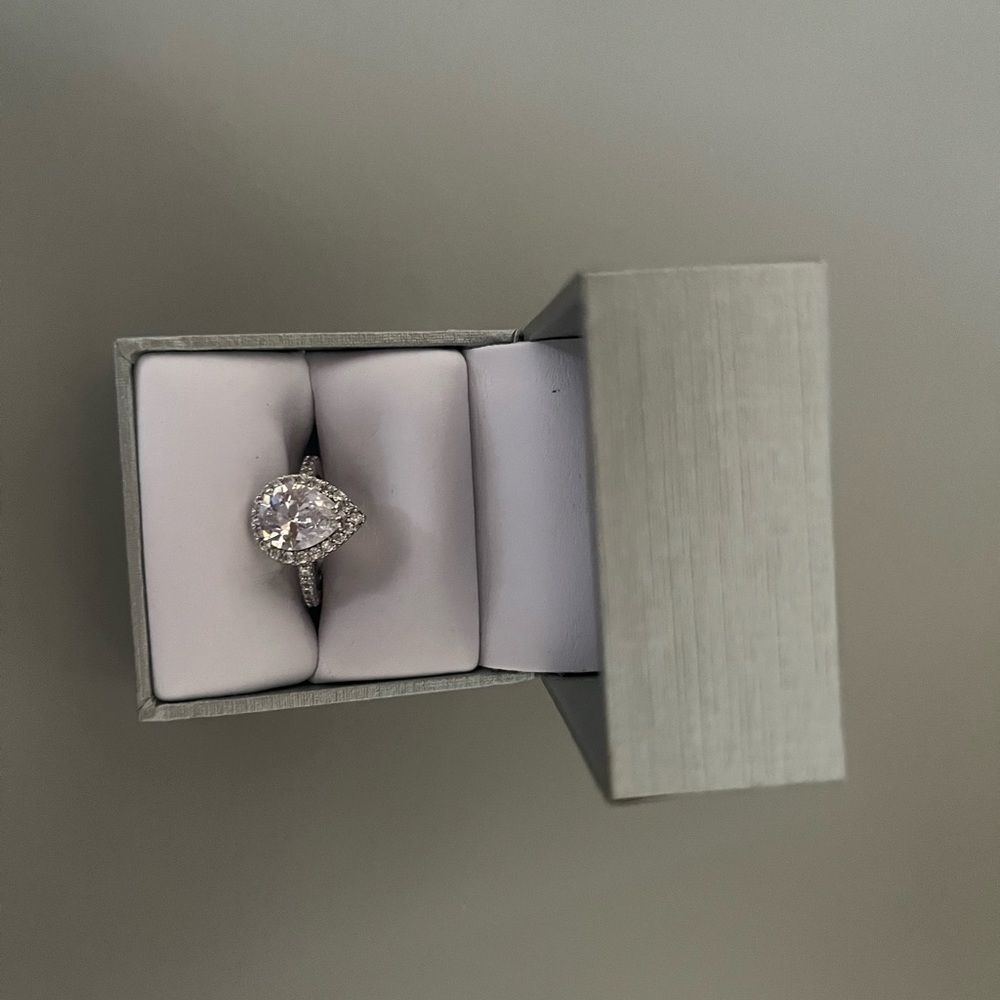 Size 6 beautiful silver ring with cubic zirconia